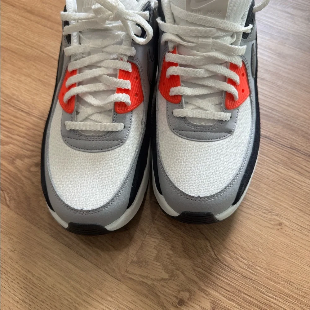 Nike Air Max 90 LV8 White and Gray Sneakers with Red Accents Size:9.5 - Picture 2 of 7